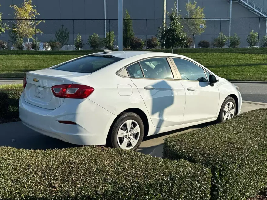 2016 Chevrolet Cruze L photo 1