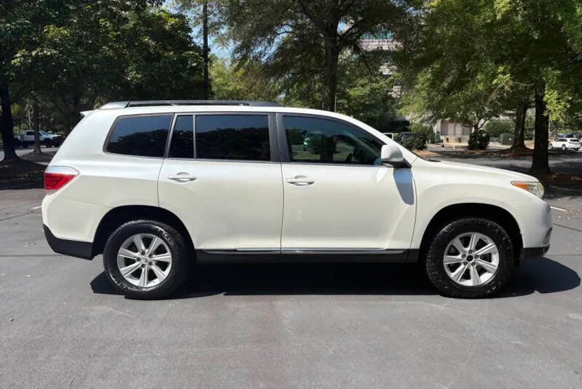 2011 Toyota Highlander SE photo 1