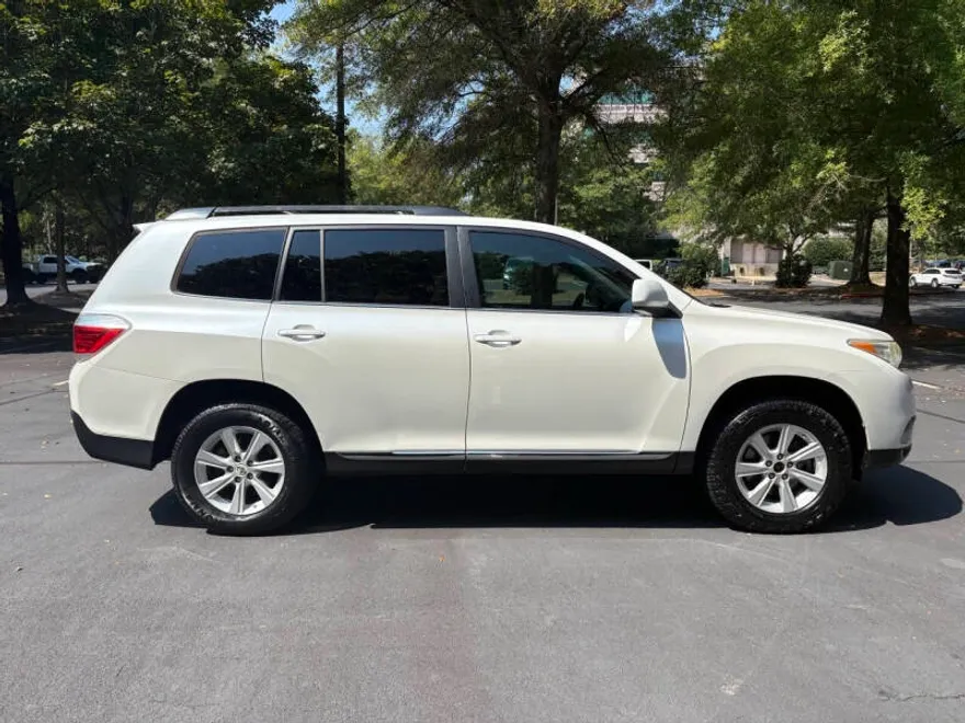 2011 Toyota Highlander SE photo 1