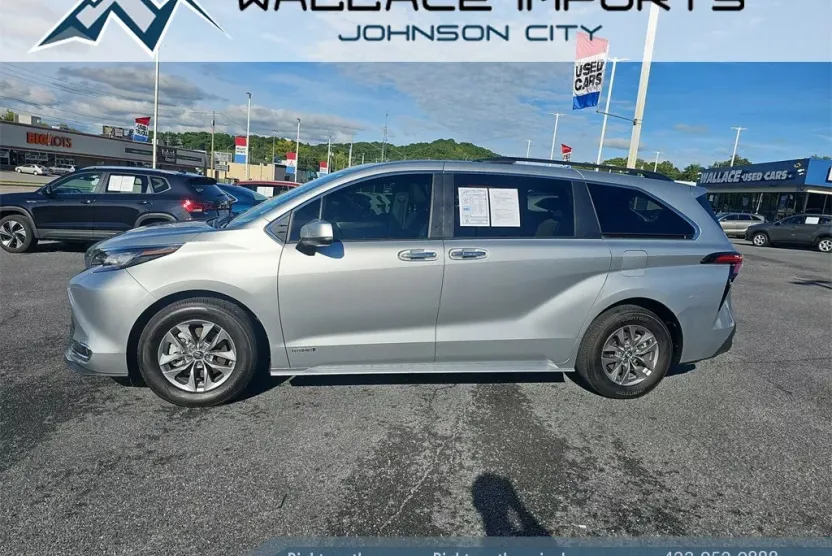 2021 Toyota Sienna XLE photo 1