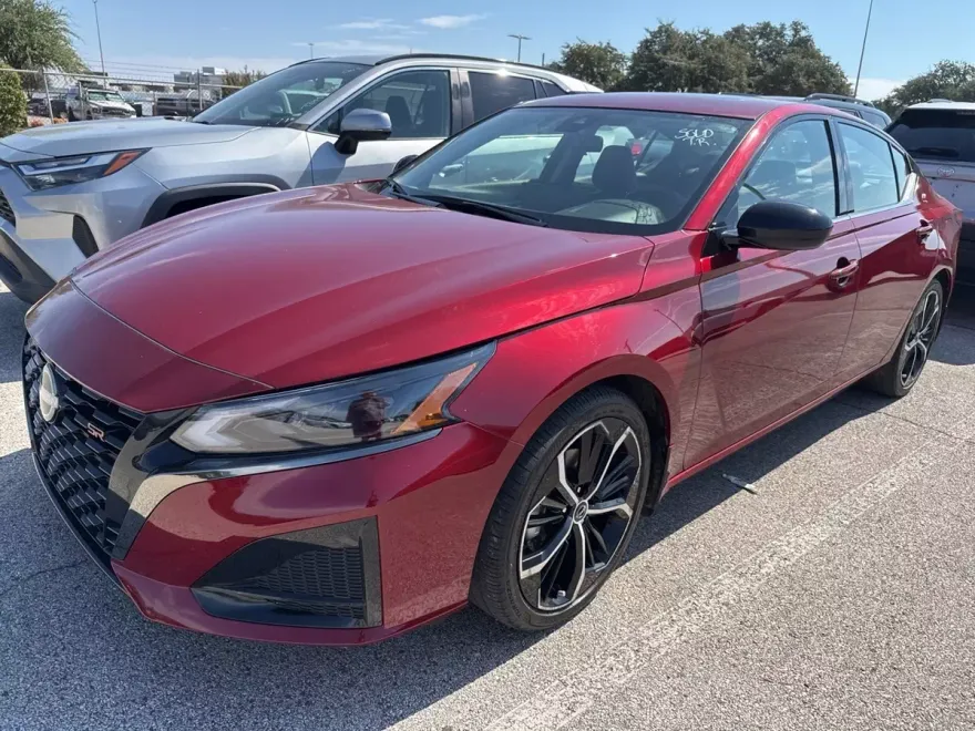 2024 Nissan Altima SR photo 1