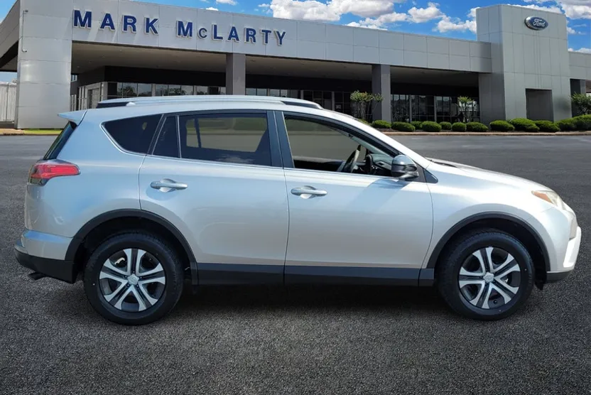 2017 Toyota RAV4 LE photo 1