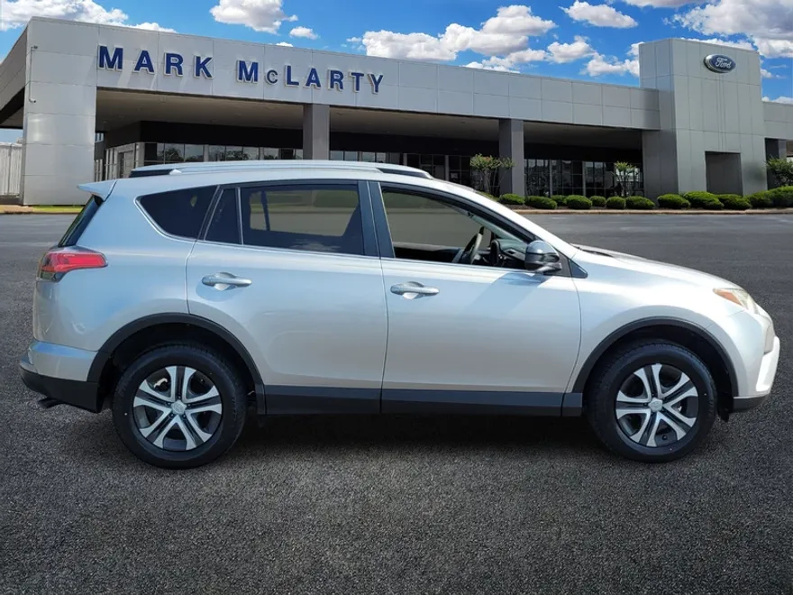 2017 Toyota RAV4 LE photo 1
