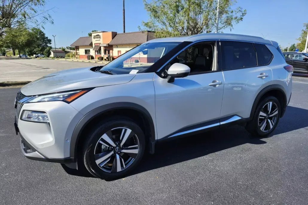 2023 Nissan Rogue SL photo 1