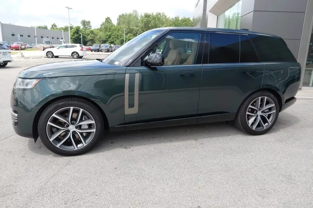 2025 Land Rover Range Rover SE photo 1