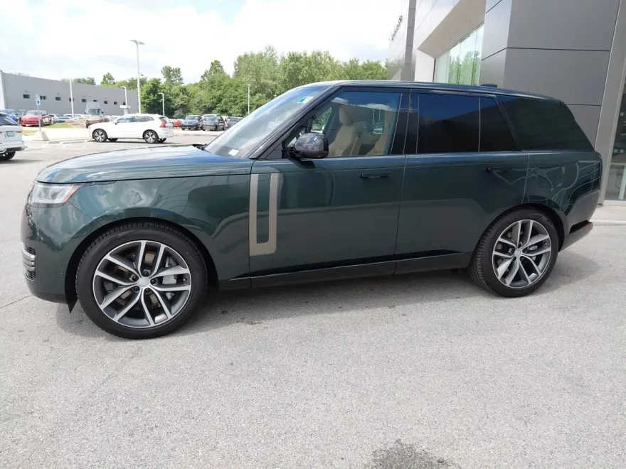 2025 Land Rover Range Rover SE photo 1