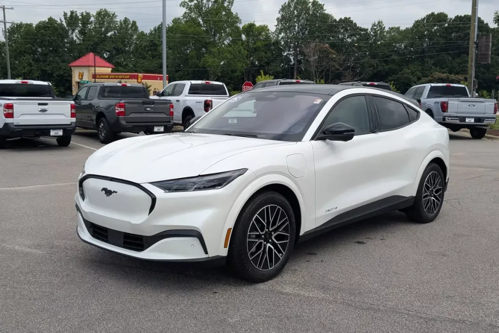 2025 Ford Mustang Mach-E Premium photo 1