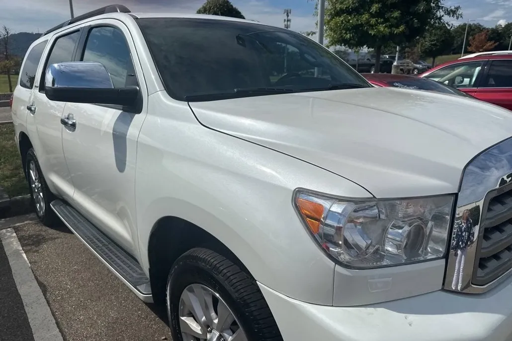 2017 Toyota Sequoia Platinum photo 1