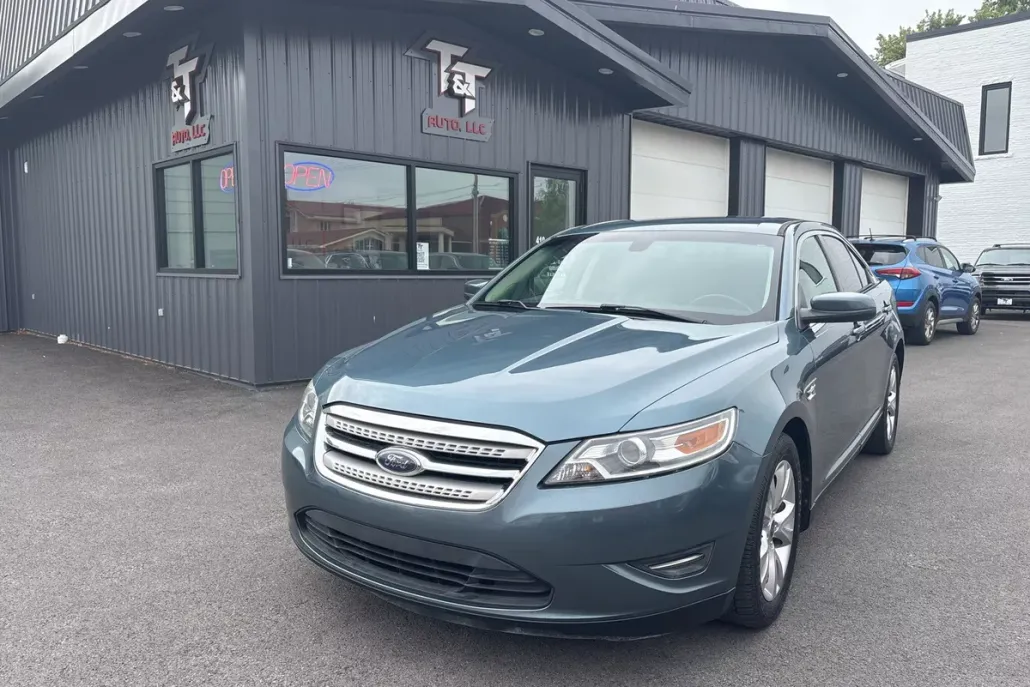 2010 Ford Taurus SEL photo 1