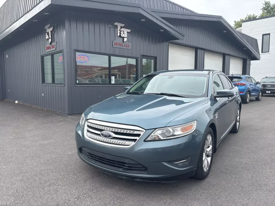 2010 Ford Taurus SEL photo 1