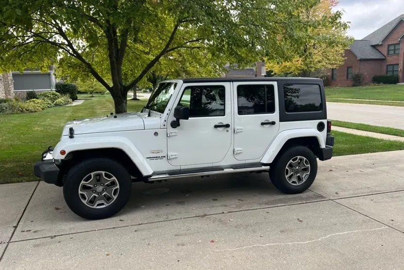 2014 Jeep Wrangler Unlimited Sahara photo 1