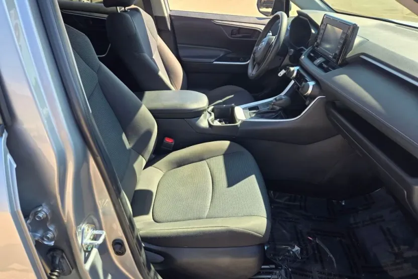 2022 Toyota RAV4 LE photo 1