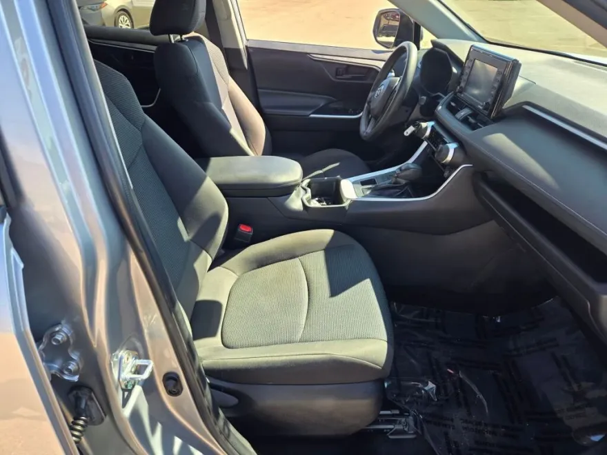 2022 Toyota RAV4 LE photo 1