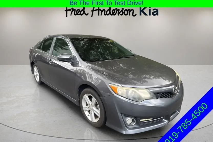 2013 Toyota Camry SE photo 1