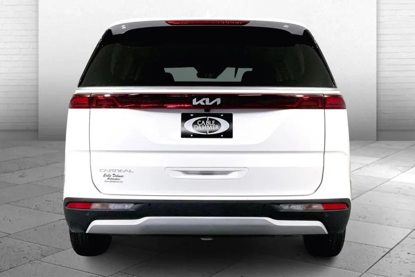 2023 Kia Carnival LX photo 1