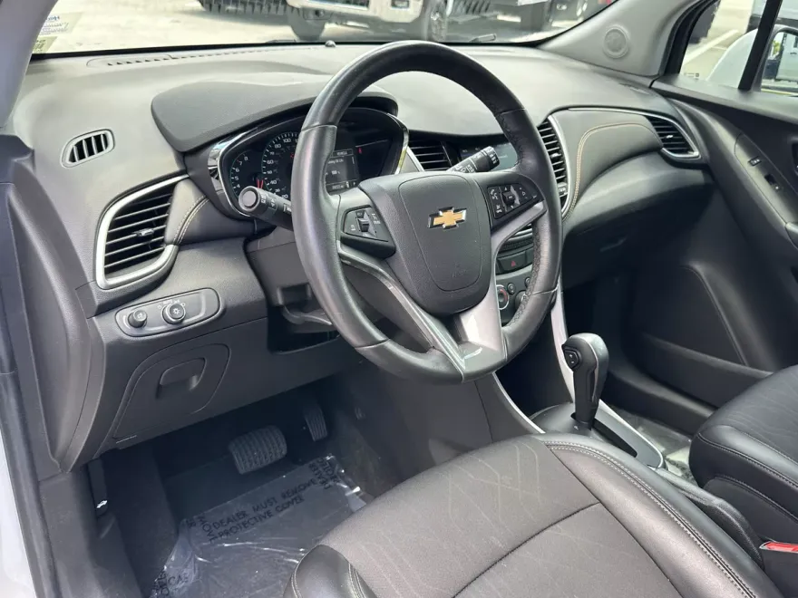 2022 Chevrolet Trax LT photo 1