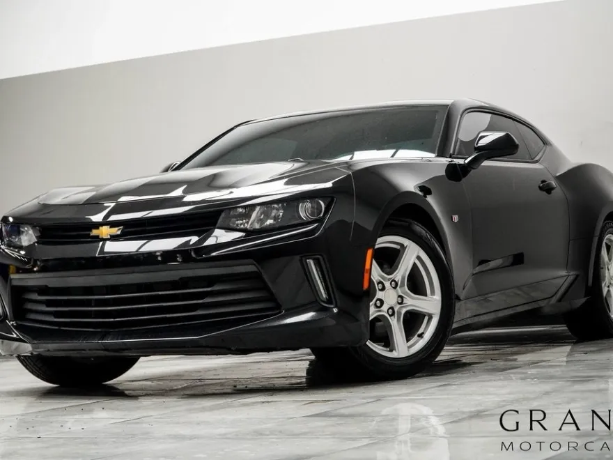 2018 Chevrolet Camaro 1LT photo 1