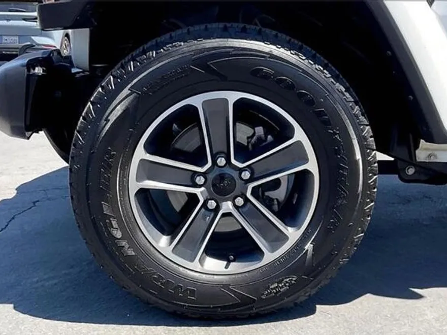 2023 Jeep Wrangler Sahara photo 6
