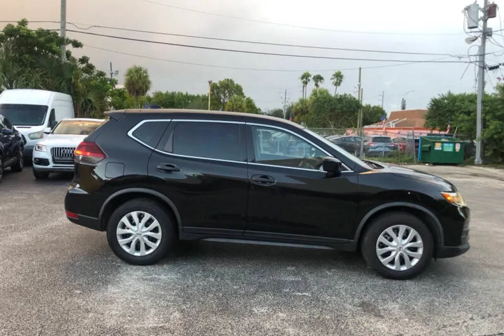 2020 Nissan Rogue SV photo 1