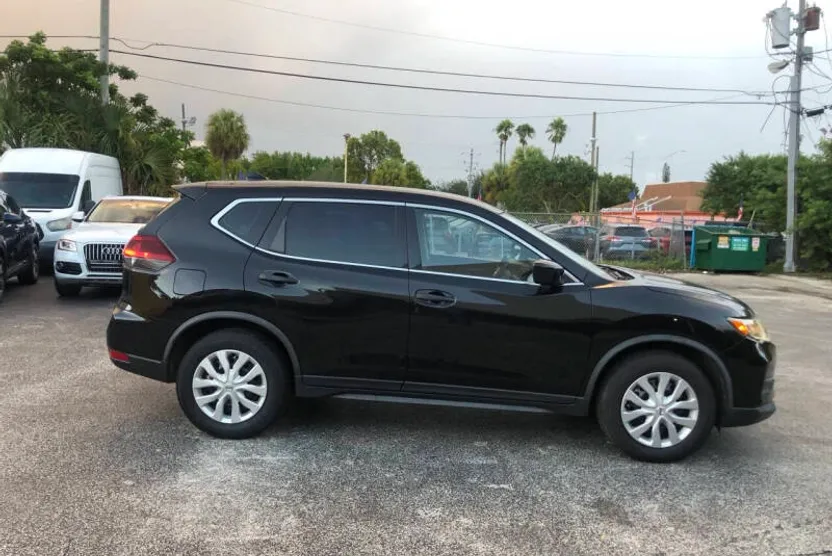 2020 Nissan Rogue SV photo 1