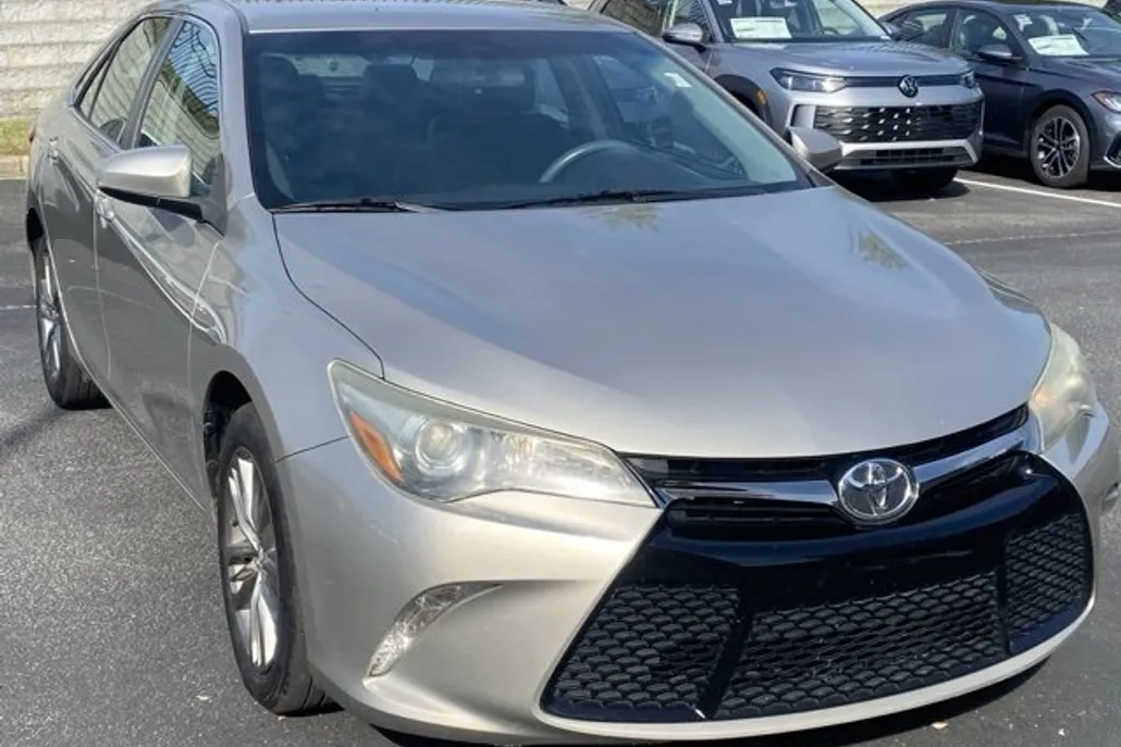 2016 Toyota Camry SE photo 1