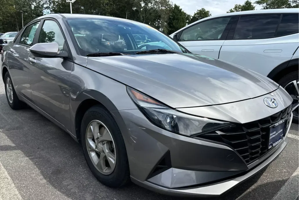 2023 Hyundai Elantra SE photo 1