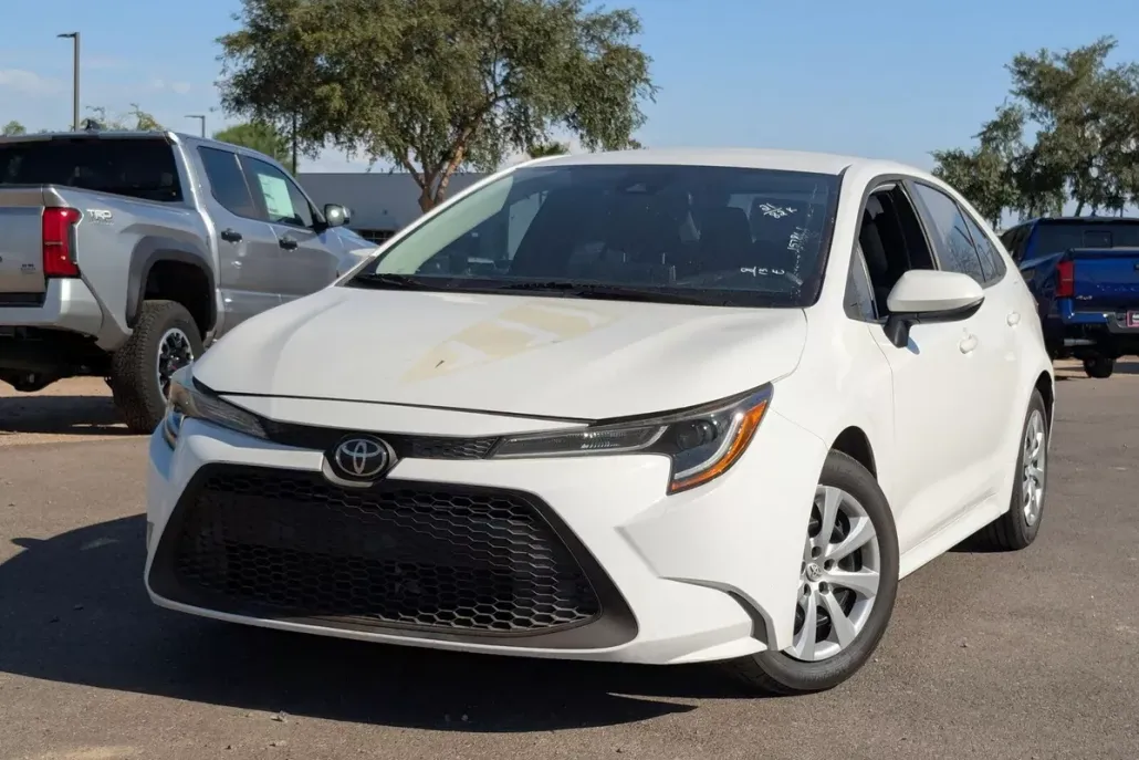 2021 Toyota Corolla LE photo 1