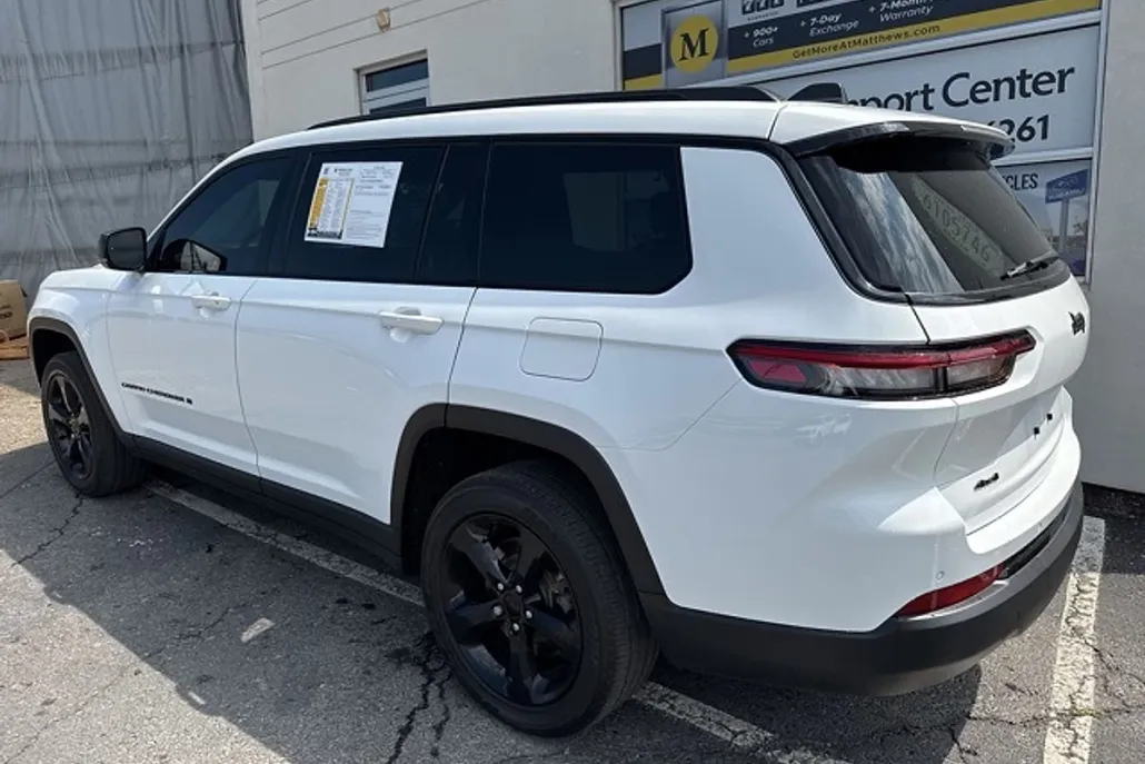 2023 Jeep Grand Cherokee Laredo photo 1