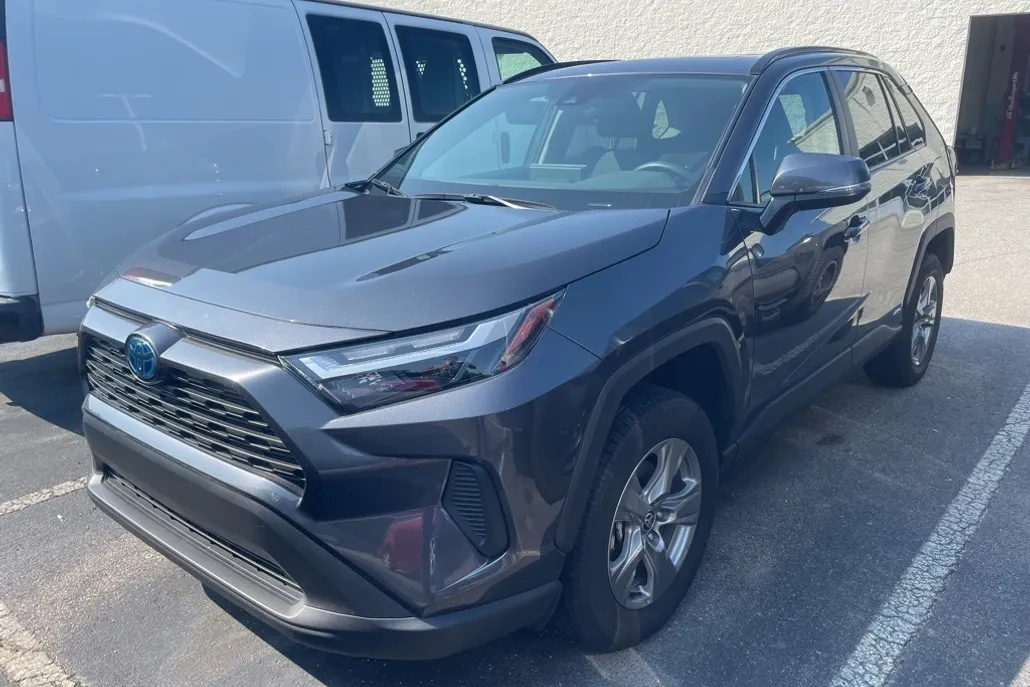 2024 Toyota RAV4 Hybrid XLE photo 1
