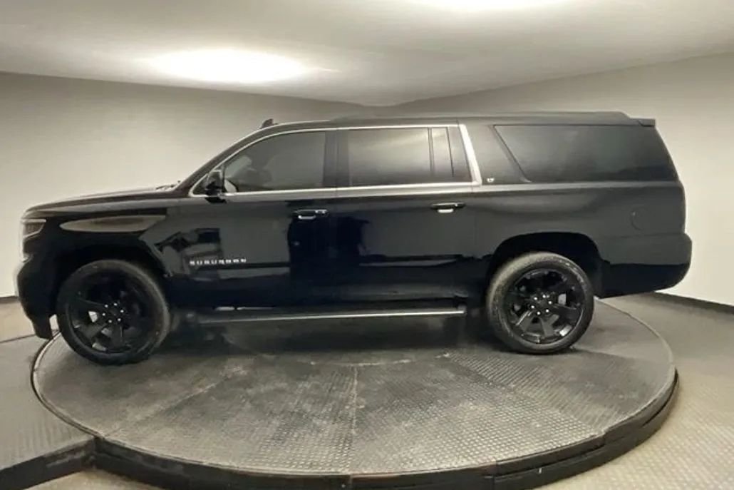 2018 Chevrolet Suburban LT photo 1