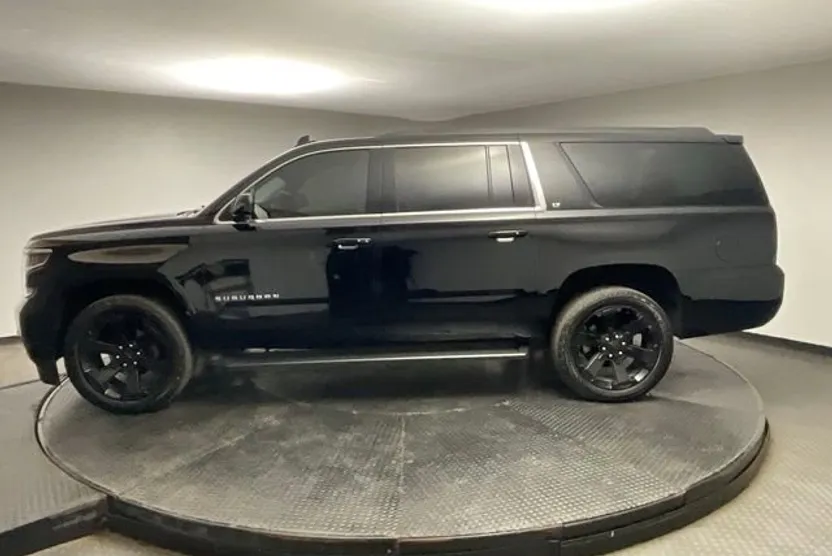 2018 Chevrolet Suburban LT photo 1