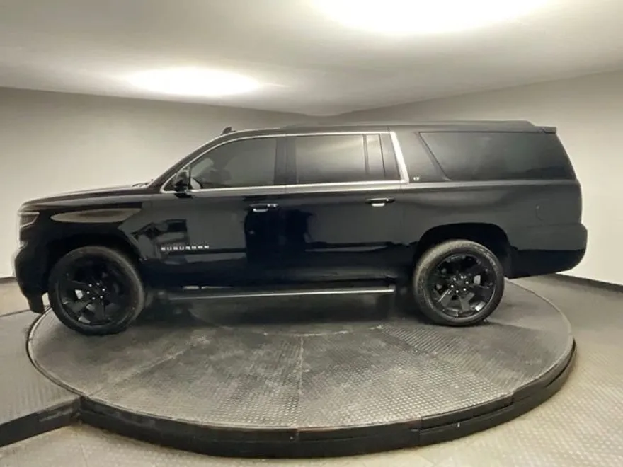 2018 Chevrolet Suburban LT photo 1