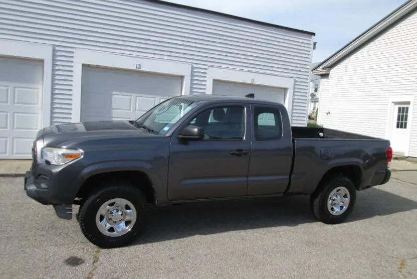 2017 Toyota Tacoma SR5 photo 1