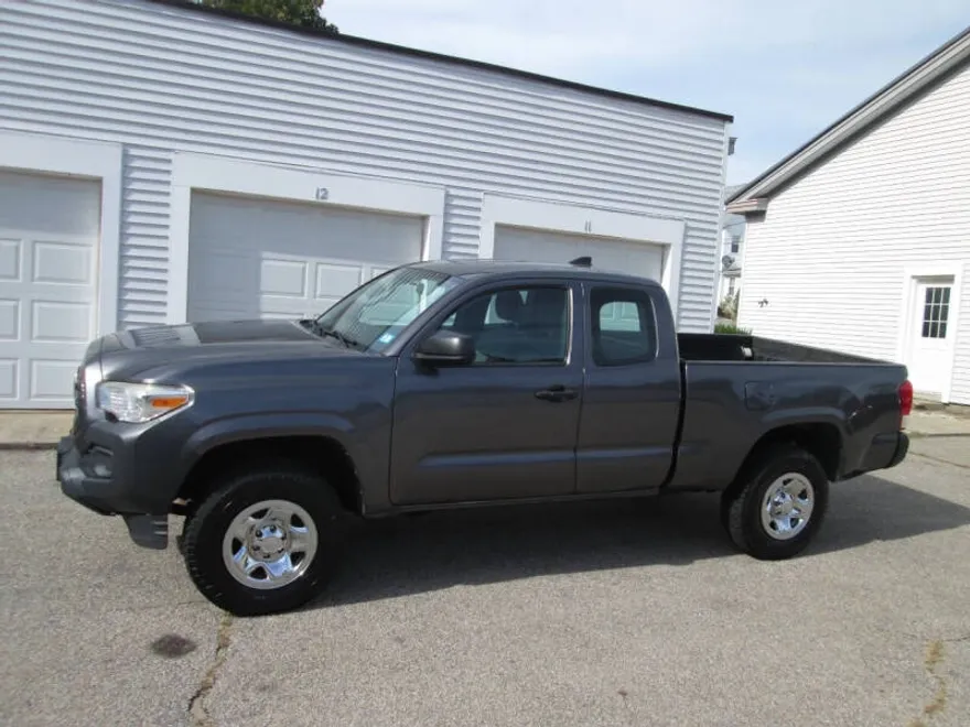 2017 Toyota Tacoma SR5 photo 1