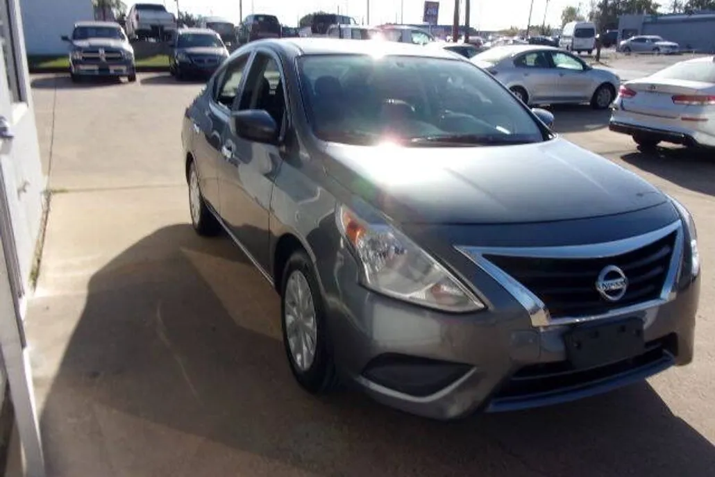 2018 Nissan Versa 1.6 SV Sedan photo 1
