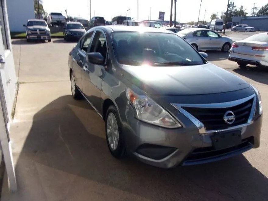 2018 Nissan Versa 1.6 SV Sedan photo 1