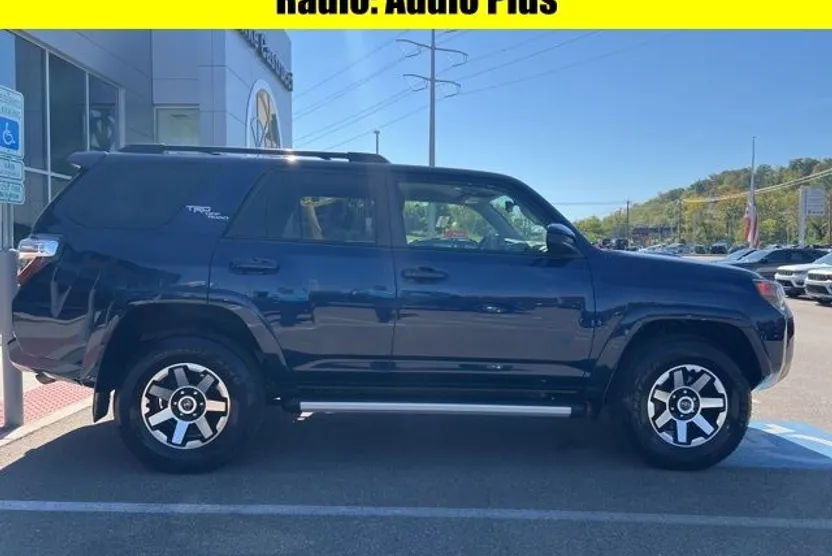 2022 Toyota 4Runner TRD Off-Road photo 1