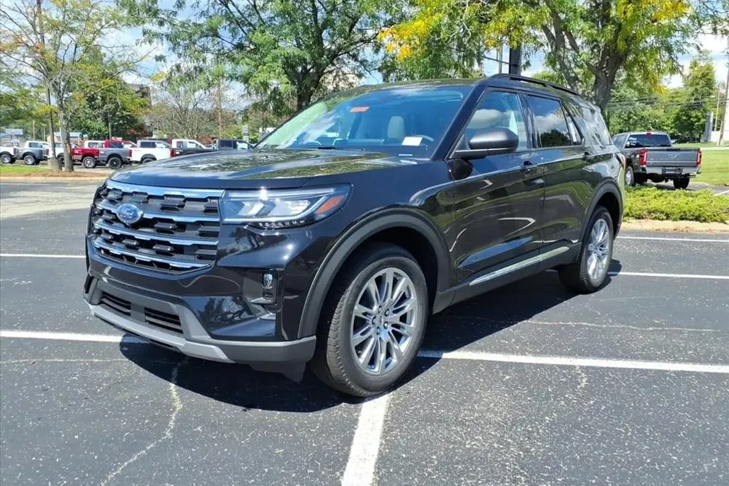 2025 Ford Explorer photo 1