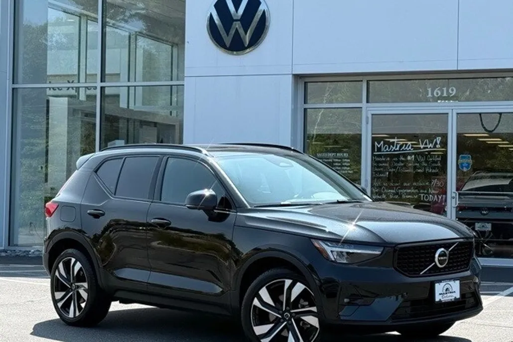2025 Volvo XC40 Plus photo 1