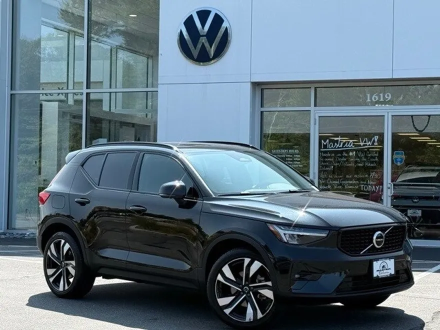 2025 Volvo XC40 Plus photo 1