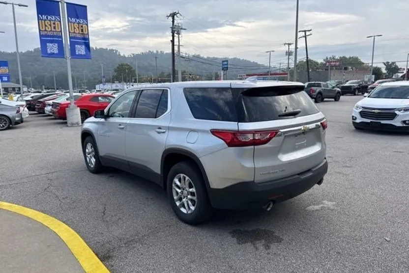 2021 Chevrolet Traverse LS photo 1
