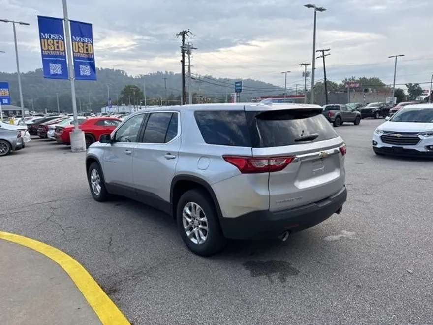 2021 Chevrolet Traverse LS photo 1