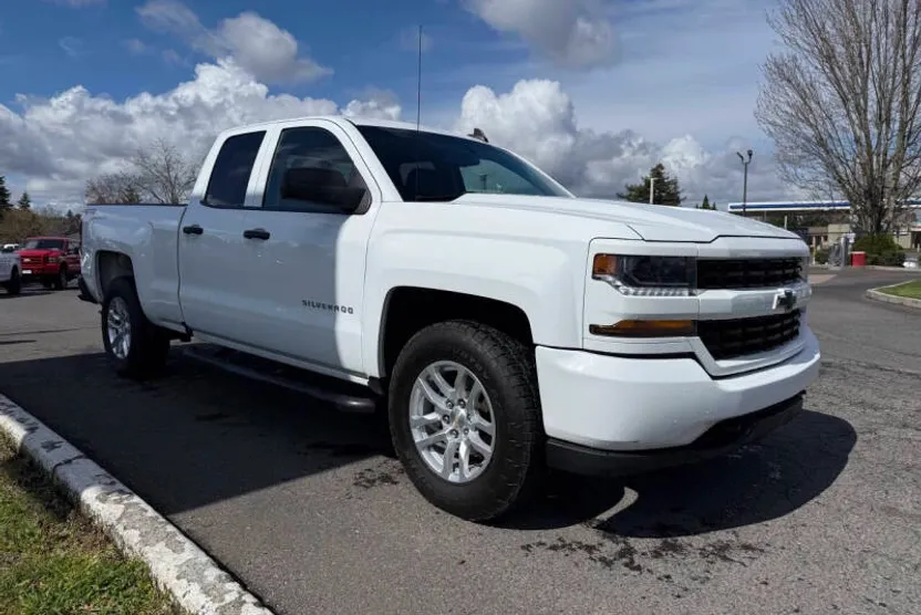 2019 Chevrolet Silverado Custom photo 1