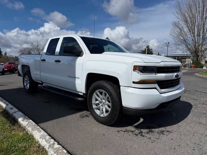 2019 Chevrolet Silverado Custom photo 1