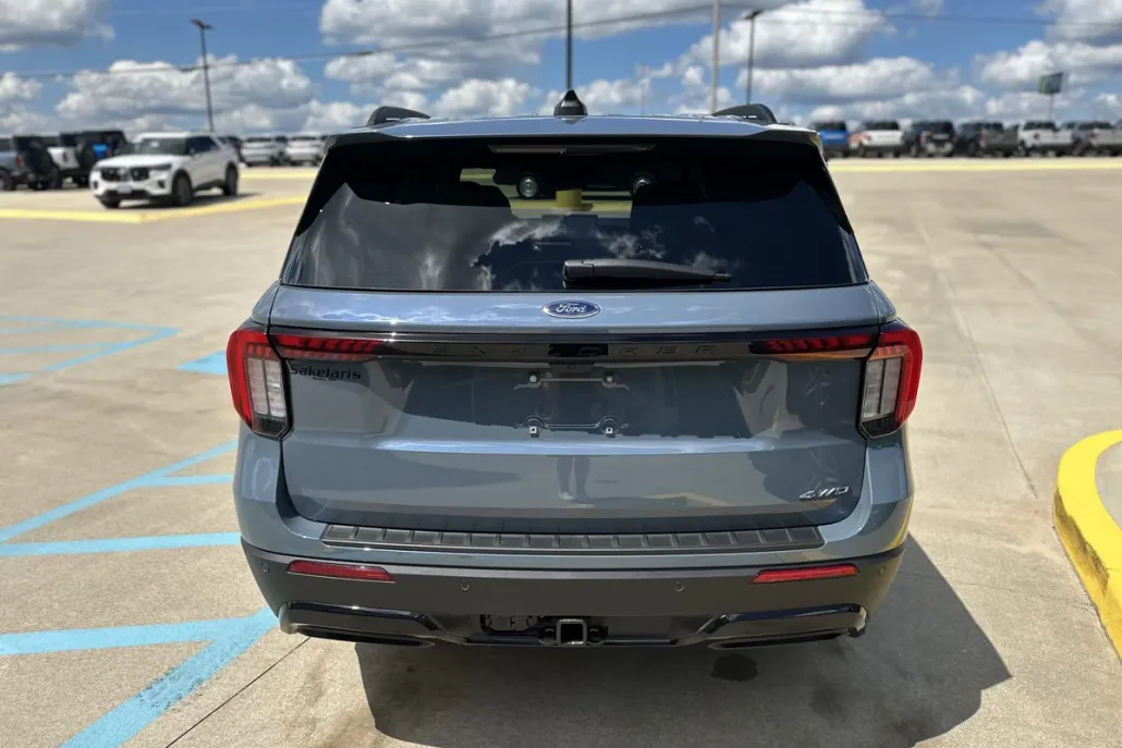 2025 Ford Explorer ST-Line photo 1