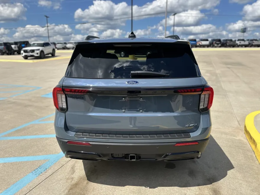 2025 Ford Explorer ST-Line photo 1