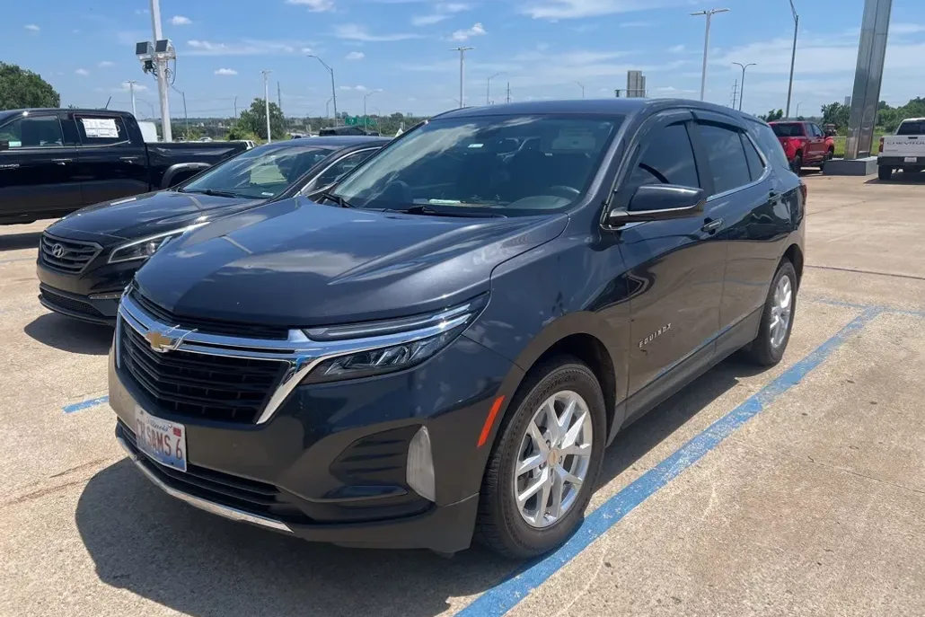 2022 Chevrolet Equinox LT photo 1