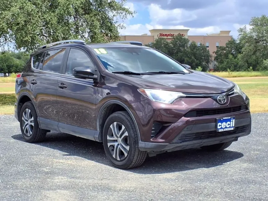 2018 Toyota RAV4 LE photo 1