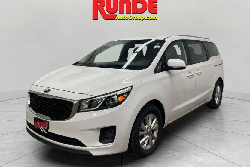 2016 Kia Sedona LX photo 1