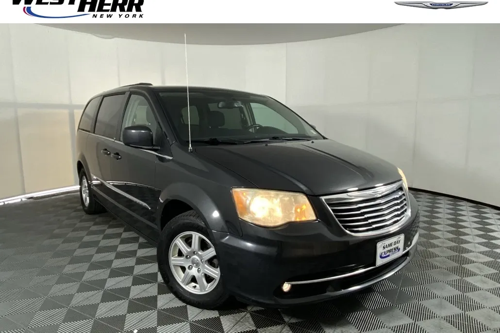 2011 Chrysler Town & Country Touring photo 1